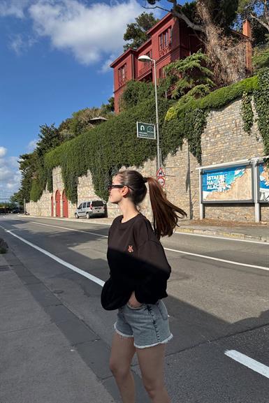 BİSİKLET YAKA AYI NAKIŞLI SWEATSHIRT