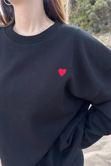 BİSİKLET YAKA KALP NAKIŞLI SWEATSHIRT