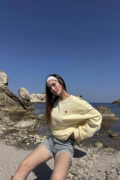 BİSİKLET YAKA KALP NAKIŞLI SWEATSHIRT