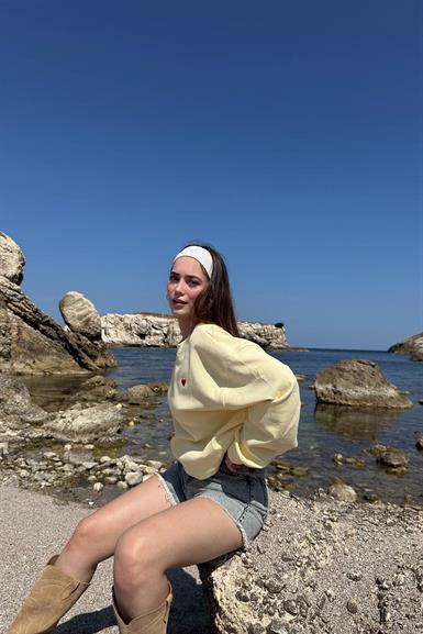 BİSİKLET YAKA KALP NAKIŞLI SWEATSHIRT