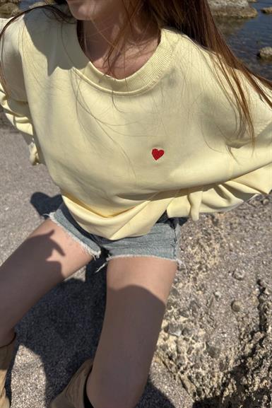 BİSİKLET YAKA KALP NAKIŞLI SWEATSHIRT