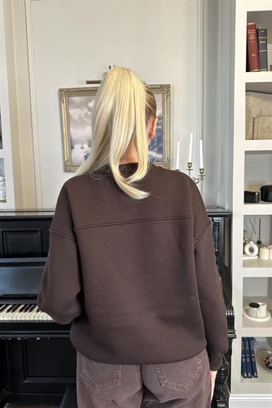 BİSİKLET YAKA NAKIŞ VE TAŞ DETAY SWEATSHIRT