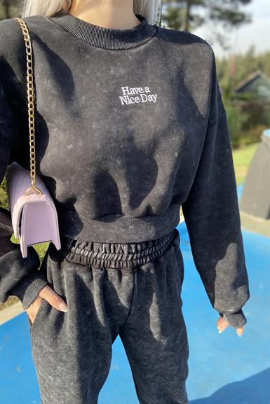 ETİKET VE NAKIŞ DETAYLI SWEATSHIRT