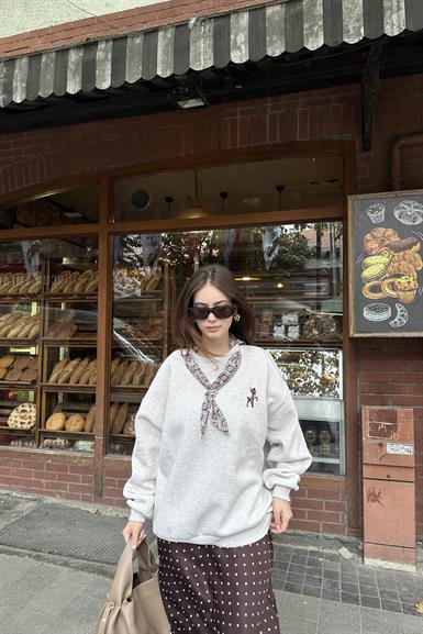 FULAR VE NAKIŞ DETAYLI SWEATSHIRT