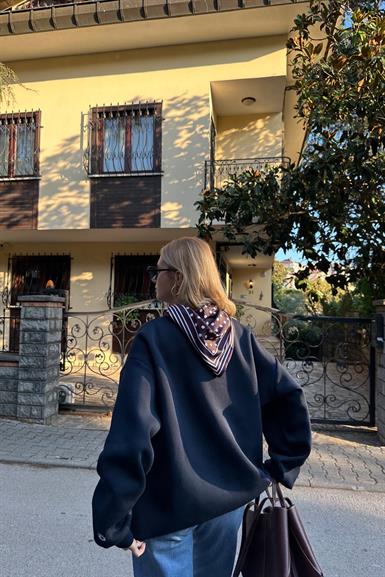 FULAR VE NAKIŞ DETAYLI SWEATSHIRT