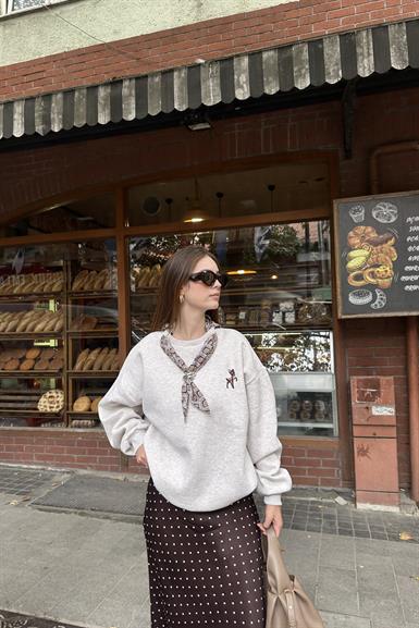 FULAR VE NAKIŞ DETAYLI SWEATSHIRT