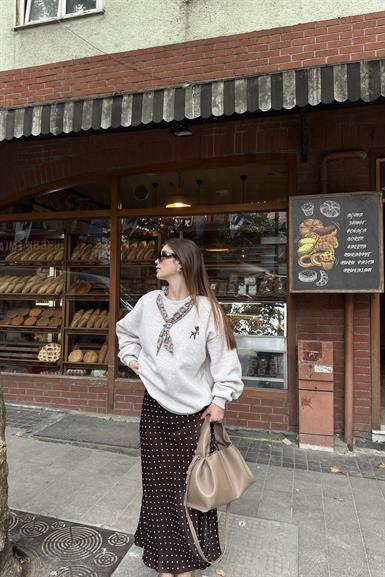 FULAR VE NAKIŞ DETAYLI SWEATSHIRT