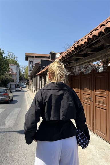 KRUVAZE DETAY KUŞAKLI KISA TRENÇ