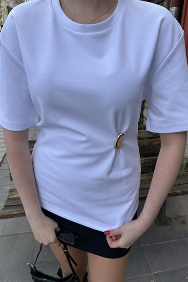 AKSESUAR DETAYLI KISA KOLLU TSHIRT