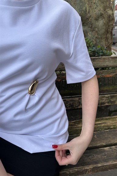 AKSESUAR DETAYLI KISA KOLLU TSHIRT