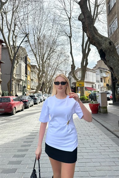 AKSESUAR DETAYLI KISA KOLLU TSHIRT