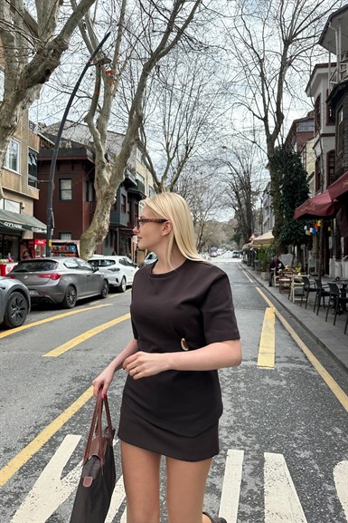 AKSESUAR DETAYLI KISA KOLLU TSHIRT