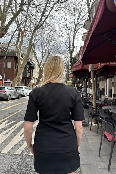 AKSESUAR DETAYLI KISA KOLLU TSHIRT