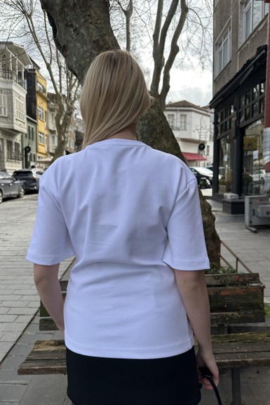 AKSESUAR DETAYLI KISA KOLLU TSHIRT