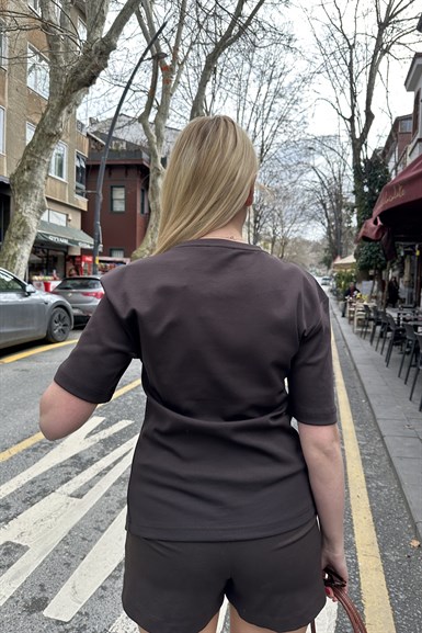 AKSESUAR DETAYLI KISA KOLLU TSHIRT