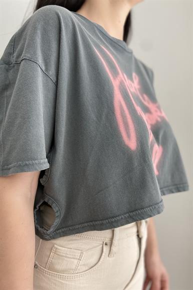BASKI DETAYLI YIKAMALI TSHIRT
