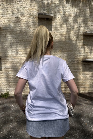 BASKI NAKIŞ DETAYLI TSHIRT