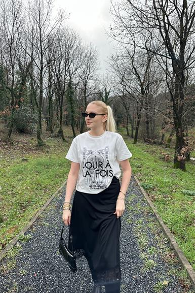 BASKI VE NAKIŞ DETAYLI TSHIRT