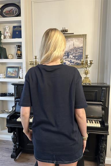 BİSİKLET YAKA BASKI VE NAKIŞ DETAYLI TSHIRT