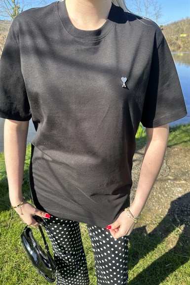 BİSİKLET YAKA KALP AKSESUARLI TSHIRT