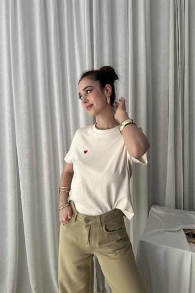 BİSİKLET YAKA KALP NAKIŞLI TSHIRT