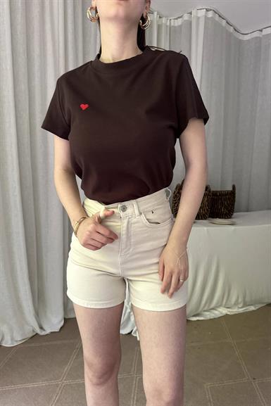 BİSİKLET YAKA KALP NAKIŞLI TSHIRT