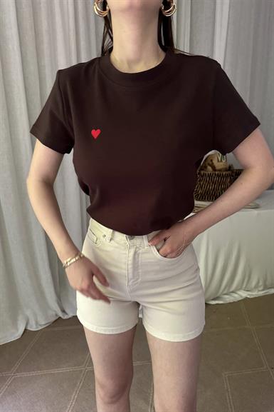 BİSİKLET YAKA KALP NAKIŞLI TSHIRT