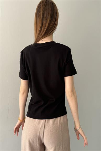 BİSİKLET YAKA KALP NAKIŞLI TSHIRT
