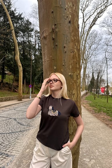 BİSİKLET YAKA NAKIŞ DETAY TSHIRT