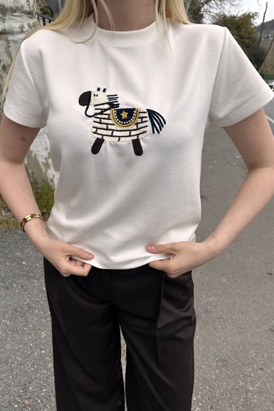 BİSİKLET YAKA NAKIŞ DETAY TSHIRT