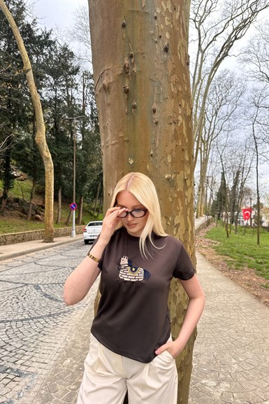 BİSİKLET YAKA NAKIŞ DETAY TSHIRT
