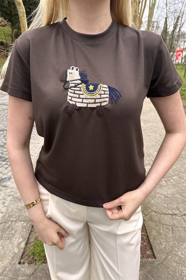 BİSİKLET YAKA NAKIŞ DETAY TSHIRT