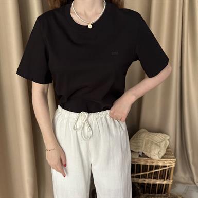 BİSİKLET YAKA NAKIŞ DETAYLI TSHIRT