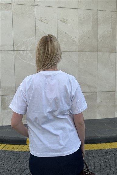 BİSİKLET YAKA NAKIŞ DETAYLI TSHIRT
