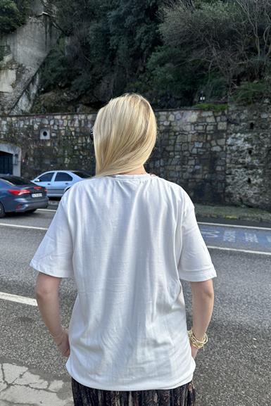 BİSİKLET YAKA NAKIŞ DETAYLI TSHIRT