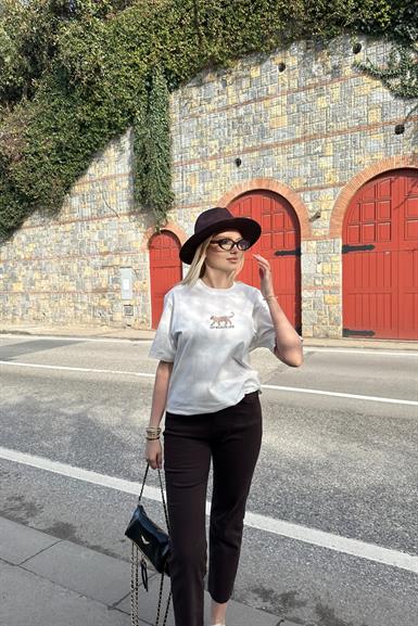 BİSİKLET YAKA NAKIŞ DETAYLI TSHIRT