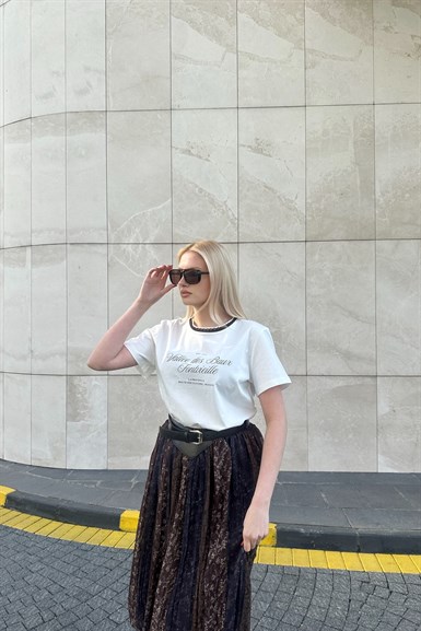 BİSİKLET YAKA NAKIŞ DETAYLI TSHIRT