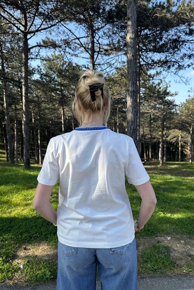 BİSİKLET YAKA NAKIŞ DETAYLI TSHIRT