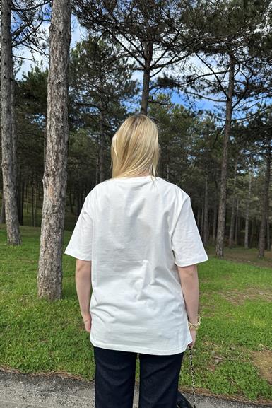 BİSİKLET YAKA NAKIŞ DETAYLI TSHIRT