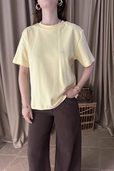 BİSİKLET YAKA NAKIŞ DETAYLI TSHIRT