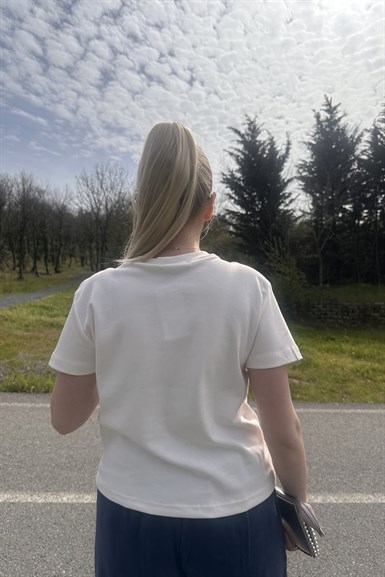 BİSİKLET YAKA YAKA AKSESURLI TSHIRT