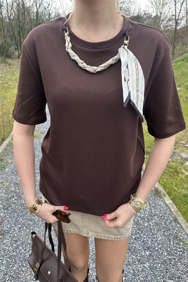 FULAR DETAYLI TSHIRT