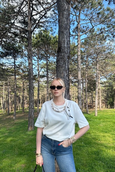 FULAR DETAYLI TSHIRT