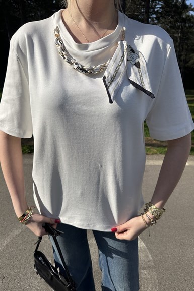 FULAR DETAYLI TSHIRT