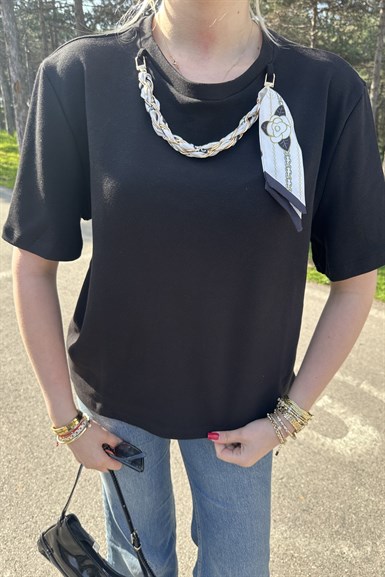 FULAR DETAYLI TSHIRT