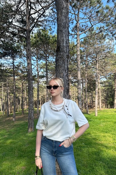 FULAR DETAYLI TSHIRT