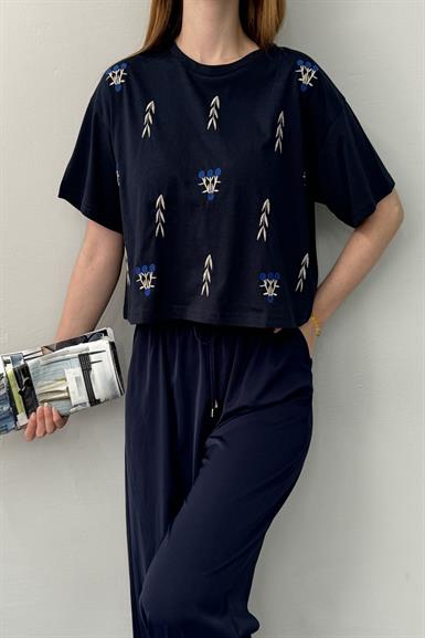 NAKIŞ DETAYLI TSHIRT