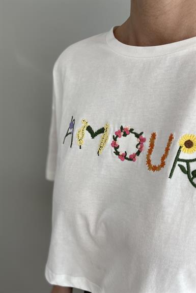 NAKIŞ DETAYLI TSHIRT