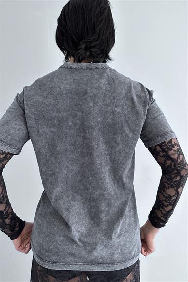 OMUZ AKSESUARLI TSHIRT