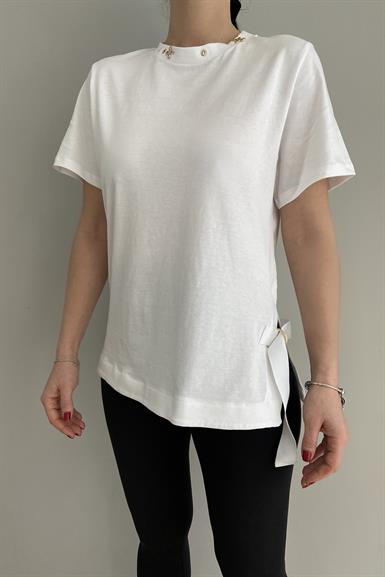ŞERİT DETAY YAKA AKSESURLI TSHIRT